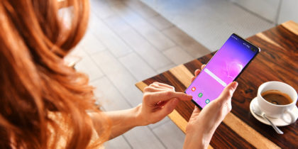 Person uses Samsung smartphone in a cafe