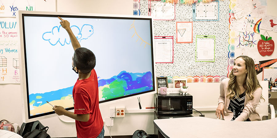 100 Inch interactive whiteboard in the classroom Manufacturers