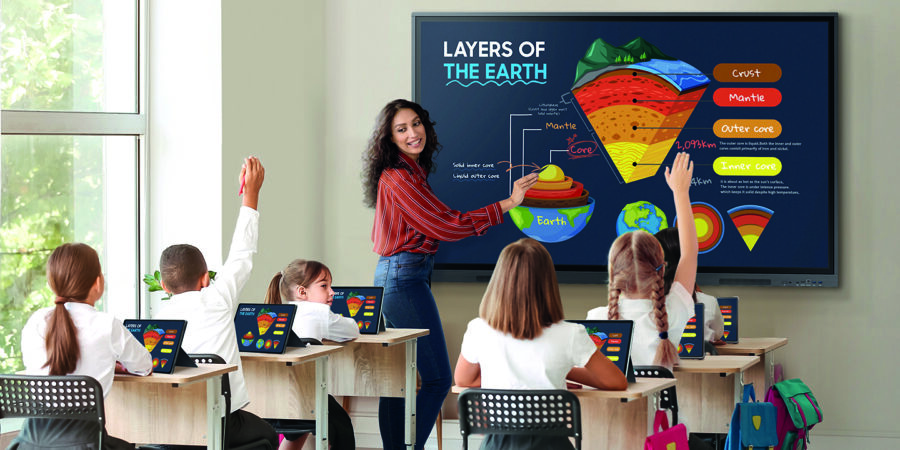 Teacher uses Samsung's EDLA-certified interactive board to teach classroom
